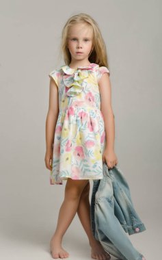 Studio moda giysiler içinde poz içinde çocuk