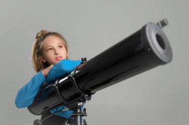 Studio moda giysiler içinde poz içinde çocuk