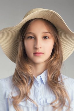 Studio moda giysiler içinde poz içinde çocuk