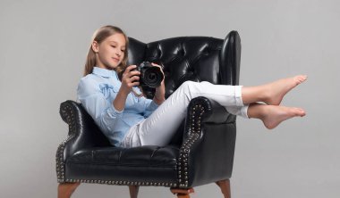 Studio moda giysiler içinde poz içinde çocuk