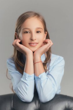 Studio moda giysiler içinde poz içinde çocuk