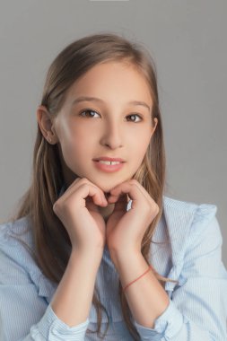 Studio moda giysiler içinde poz içinde çocuk