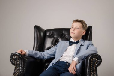 Studio moda giysiler içinde poz içinde çocuk