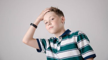 Studio moda giysiler içinde poz içinde çocuk