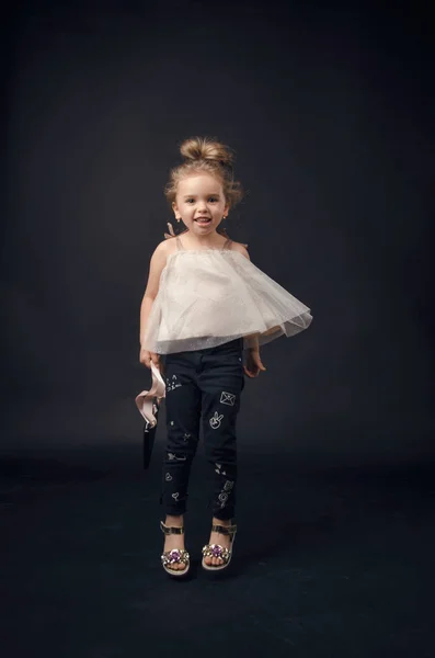 Kleines Mädchen Posiert Perfekt Studio Auf Schwarzem Hintergrund — Stockfoto