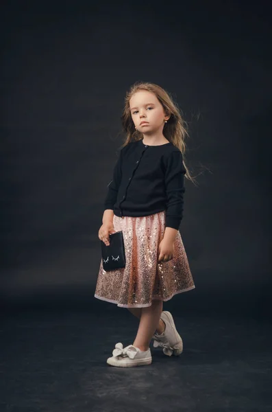 Niña Posando Perfectamente Estudio Sobre Fondo Negro —  Fotos de Stock