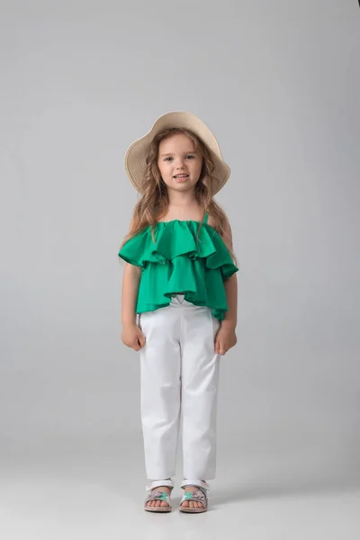 Niña posando perfectamente en el estudio sobre un fondo negro —  Fotos de Stock