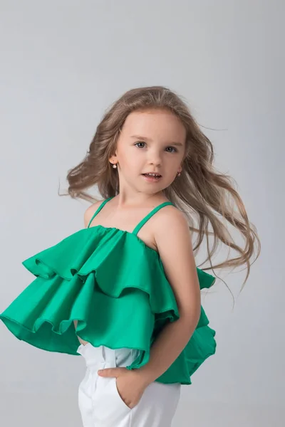 Niña posando perfectamente en el estudio sobre un fondo negro —  Fotos de Stock