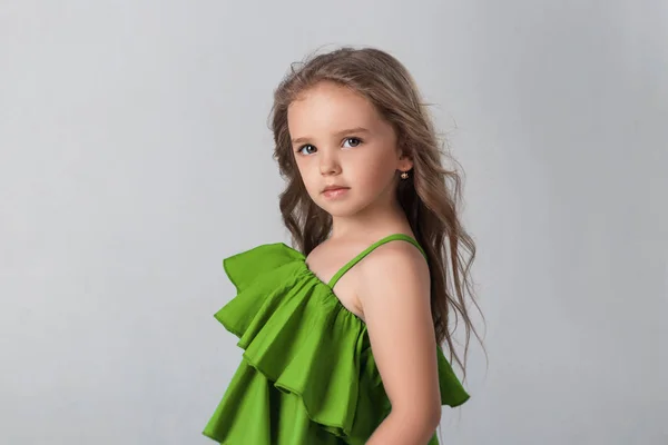 Kleines Mädchen posiert perfekt im Studio auf schwarzem Hintergrund — Stockfoto