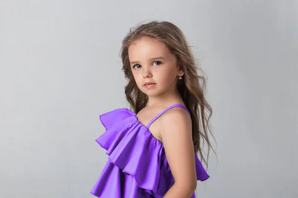 Niña posando perfectamente en el estudio sobre un fondo negro —  Fotos de Stock