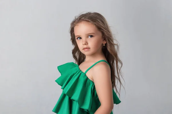 Niña posando perfectamente en el estudio sobre un fondo negro —  Fotos de Stock