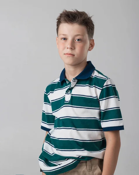 Niño en el estudio posando en ropa de moda — Foto de Stock