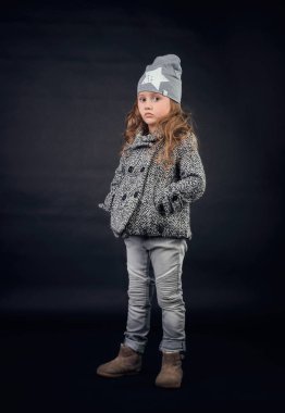Studio moda giysiler içinde poz içinde çocuk