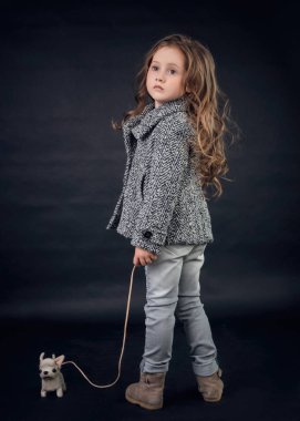 Studio moda giysiler içinde poz içinde çocuk