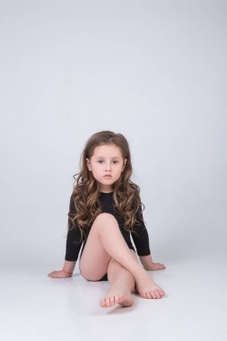 Studio moda giysiler içinde poz içinde çocuk