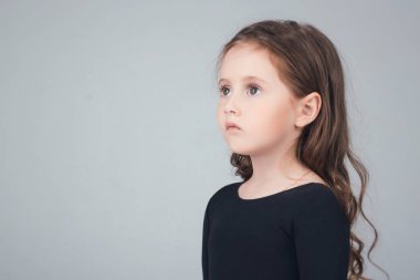 Studio moda giysiler içinde poz içinde çocuk