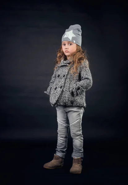 스튜디오 포즈 유행 옷에 아이 — 스톡 사진