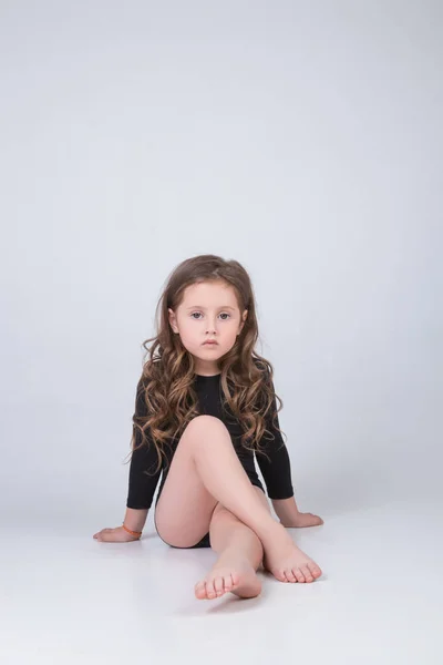 Niño en el estudio posando en ropa de moda —  Fotos de Stock