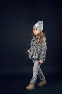 Studio moda giysiler içinde poz içinde çocuk