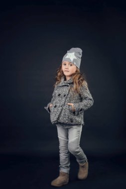 Studio moda giysiler içinde poz içinde çocuk