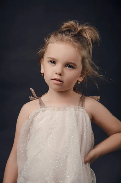 Niña posando perfectamente en el estudio sobre un fondo negro —  Fotos de Stock