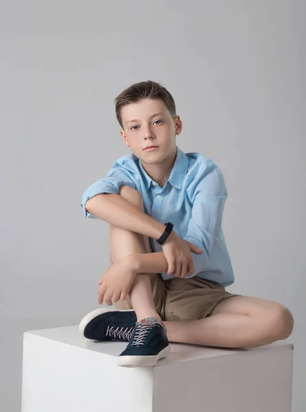 Menino posando na camisa da moda e camisas no estúdio — Fotografia de Stock