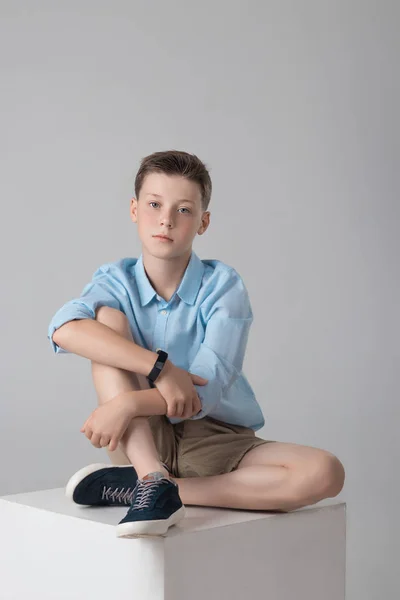 Хлопчик позує в модній сорочці і сорочках в студії — стокове фото