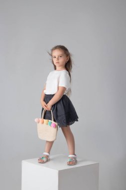 Stüdyoda poz bir hasır çanta ile kız