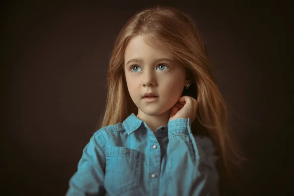 Πορτρέτο του ένα μικρό κορίτσι με τζιν — Φωτογραφία Αρχείου