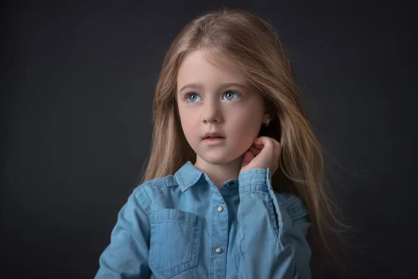 Πορτρέτο του ένα μικρό κορίτσι με τζιν — Φωτογραφία Αρχείου
