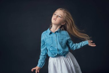 stüdyoda poz elbiseli kız