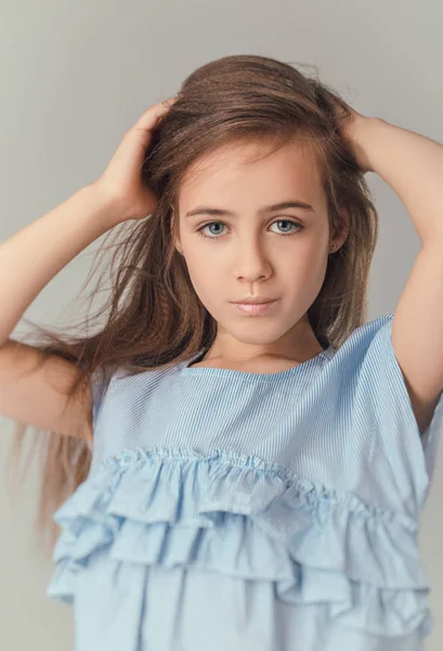 Studio moda giysiler içinde poz içinde çocuk