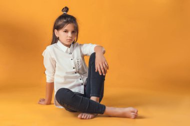 Studio moda giysiler içinde poz içinde çocuk