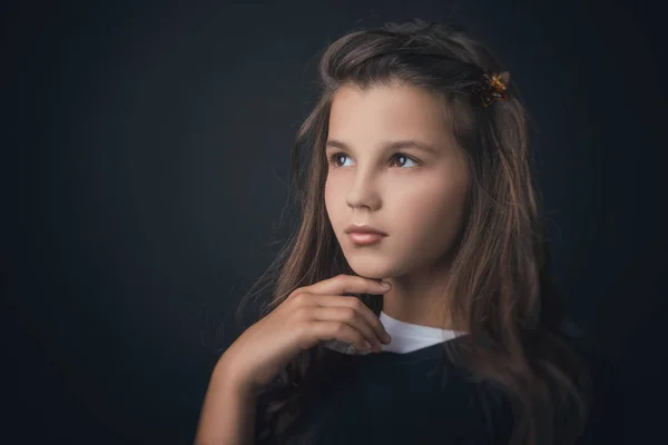 Das Kind im Studio posiert in modischer Kleidung — Stockfoto