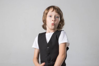 duygusal olarak beyaz bir arka plan üzerinde stüdyoda fotoğraf makinesinde poz çocuk