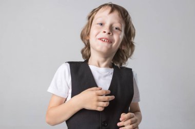 duygusal olarak beyaz bir arka plan üzerinde stüdyoda fotoğraf makinesinde poz çocuk