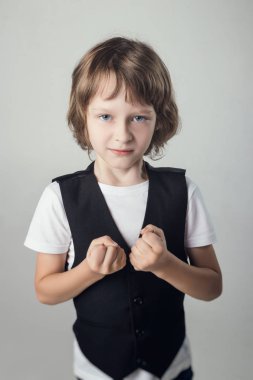 duygusal olarak beyaz bir arka plan üzerinde stüdyoda fotoğraf makinesinde poz çocuk