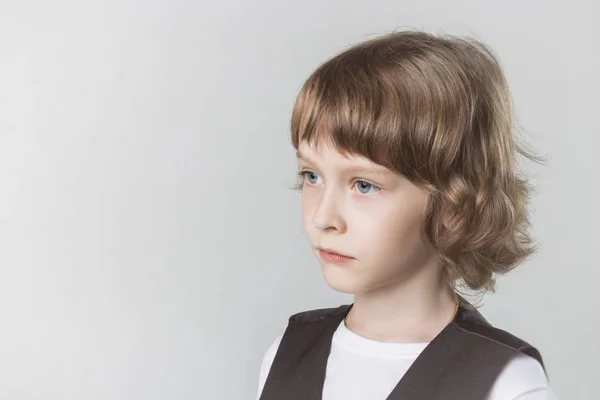 Niño Posando Emocionalmente Cámara Estudio Sobre Fondo Blanco — Foto de Stock