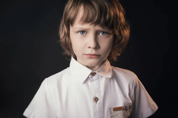在摄影棚的一个白色背景的孩子情感上摆姿势 — 图库照片
