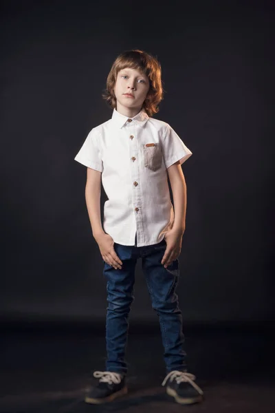 Niño Estudio Posando Ropa Moda — Foto de Stock