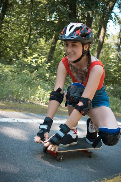 Meisje poseren met skateboard buitenshuis — Stockfoto