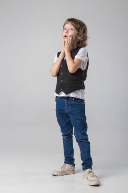 duygusal olarak beyaz bir arka plan üzerinde stüdyoda fotoğraf makinesinde poz çocuk