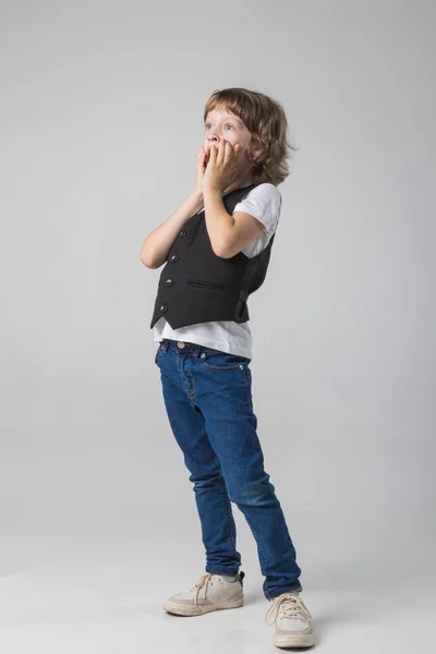 Gyermek Érzelmileg Pózol Kamera Stúdióban Egy Fehér Háttér — Stock Fotó