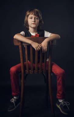 Studio moda giysiler içinde poz içinde çocuk