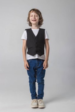 duygusal olarak beyaz bir arka plan üzerinde stüdyoda fotoğraf makinesinde poz çocuk