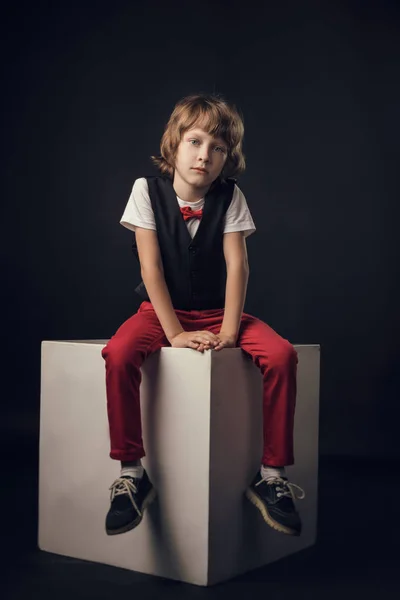 Niño en el estudio posando en ropa de moda — Foto de Stock