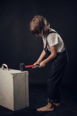 duygusal olarak beyaz bir arka plan üzerinde stüdyoda fotoğraf makinesinde poz çocuk