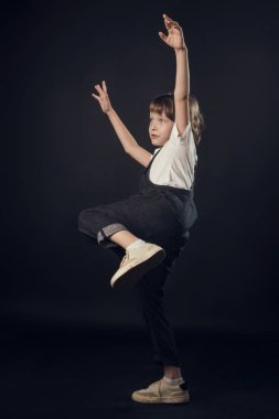 Studio moda giysiler içinde poz içinde çocuk