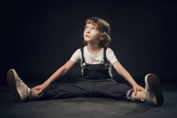 Bambino emotivamente posa sulla macchina fotografica in Studio su uno sfondo bianco — Foto Stock