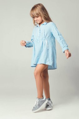 Studio moda giysiler içinde poz içinde çocuk